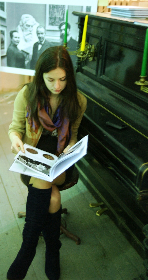 Выставка Скульптор в гостях у скульптора. Дарья Устинова с книгой.