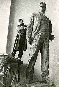 скульптор  Александр Кибальников работает над композицией  "Памятник Владимиру Маяковскому"