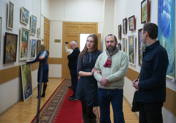 Участники выставки скульптор Александр Рябичев, Даниэла Рябичева перед открытием выставки