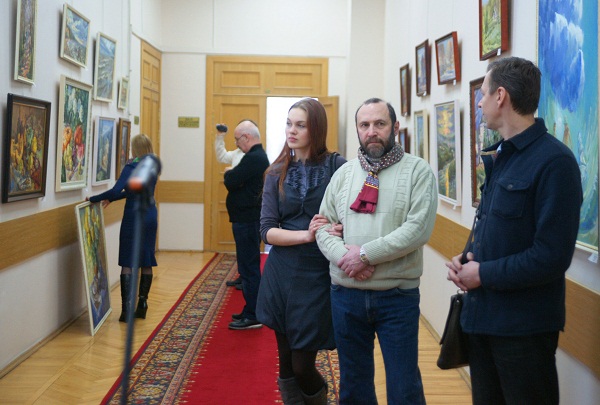  Скульптор Александр Рябичев с дочерью Даниэлой перед открытием выставки  "Весенние аккорды" в Дипломатической Академии
