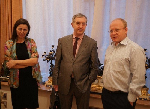 Ольга Стефанцева и Александр Киселев  с гостем вернисажа 