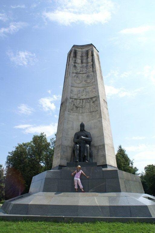 Даниэла Рябичева  у памятника дедушки во Владимире, 2006 г.