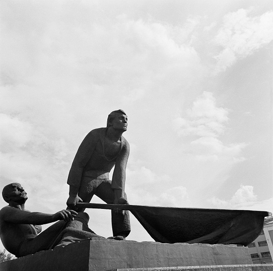  Памятник Первым Советам -- борцам революции в Иванове. Архитектор Е.И.Кутырев бронза, гранит, 1975 г. 
