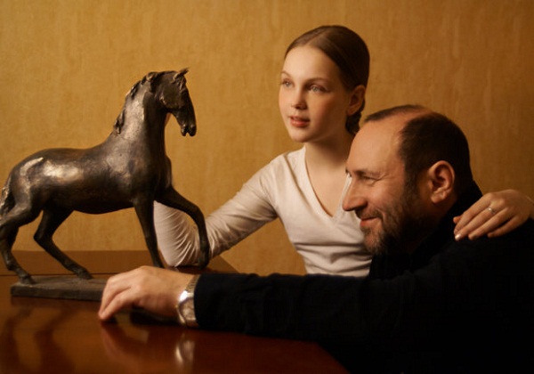 Скульптор Александр Рябичев с дочерью Даниэлой, 2007 г.