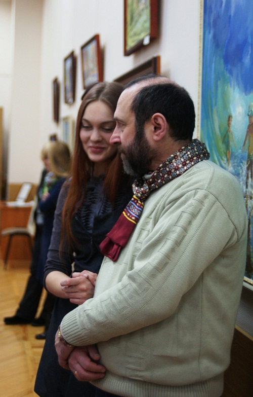 Скульптор Александр Рябичев с дочкой Даниэлой Участники выставки "Весенние аккорды"  в Дипломатической Академии