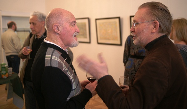 Искусствовед  Григорий Климовицкий (слева) Выставка "Неизвестные гуаши"  Аннамухамеда Зарипова. 