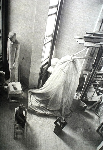 Скульптор   Дмитрий Борисович Рябичев  в своей мастерской (1980-ый год) 