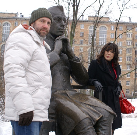 Скульптор  Александр Рябичев и доктор Гелена Генс  у памятника Джавахарлалу Неру, зима, 2010 г. (рубрика "фото-архив)