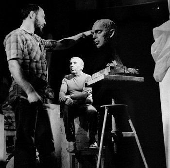 Скульптор  Александр Рябичев  работает над портретом отца Дмитрия Борисовича Рябичева, лето, 1981 год.