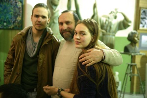 Скульптор  Александр Рябичев  с дочерью Даниэлой  и художником Станиславом Воронковым