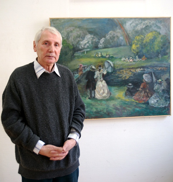 Художник  Евгений Гинзбург  на фоне своей картины  "Общество в парке"