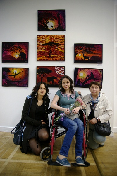 Художник Ирина Богомолова  в окружении близких на выставке в ЦДХ