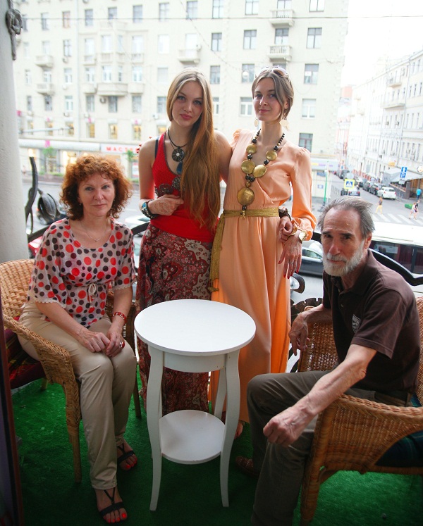 Борис Александрович Загряжский с женой Еленой (слева) с сестрами Софией Загряжской и Даниэлой Рябичевой