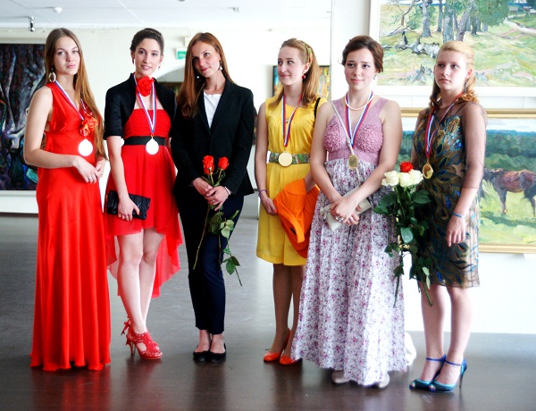 Фотография на память МАХЛ РАХ выпускники 2013 г.  с преподавателем  Александрой Сергеевной Семеновой (в центре)