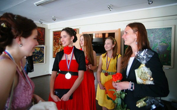С любимым преподавателем  Александрой Сергеевной Семеновой (справа), МАХЛ РАХ, 23 июня, 2013 г.