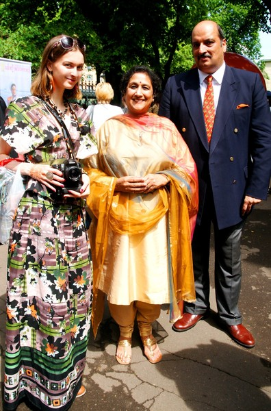  Посол Индии в РФ Аджай Малхотра с супругой  слева автор репортажа София Загряжская 