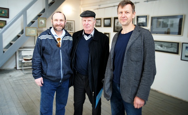 Скульпторы Александр Рябичев и Степан Мокроусов со своим учителем Александром Николаевичем  Бургановым.  