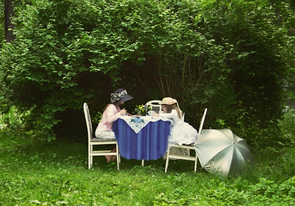 "Чай в лесу" фото: Александра Загряжская Даниэла Рябичева, София Загряжская, 2001 г. (на даче в Кратово)