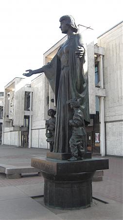 Памятник  у детского музыкального  театра  имени Натальи Ильиничны Сац