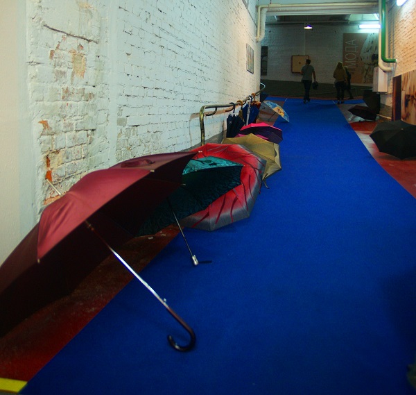 1 сентября 2013 г. В Москве дождь В холле Музея Москвы сложены раскрытые зонтики