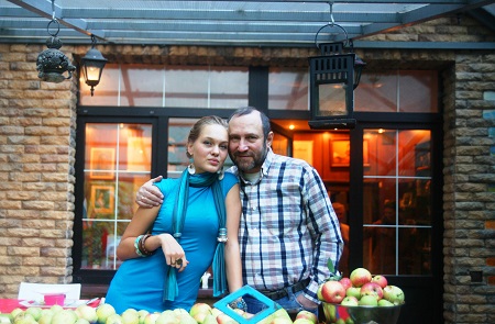 Скульптор  Александр Рябичев  с дочерью Даниэлой осень, 2013 г. 