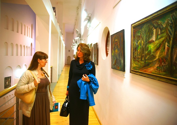  Выставка Юрия Петкевича. Светлана Конюхова (справа) и Евгения Браганцева.