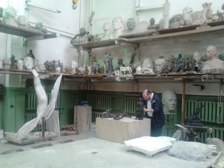 Скульптор  Александр Рябичев в своей мастерской    