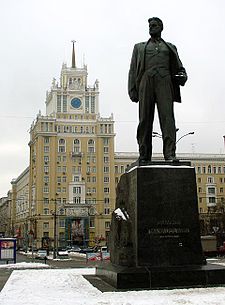 Скульптор  Александр Кибальников Памятник Маяковскому, 1958 г., бронза, Москва, Триумфальная площадь