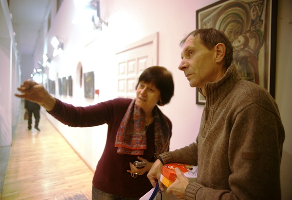  Художник  Юрий Петкевич  с коллегой на своей персональной выставке  в Театре Школа драматического искусства