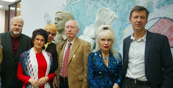  На фоне бронзового бюста поэта скульптор Степан Мокроусов с гостями торжественного открытия  Библиотеки имени Андрея Вознесенского