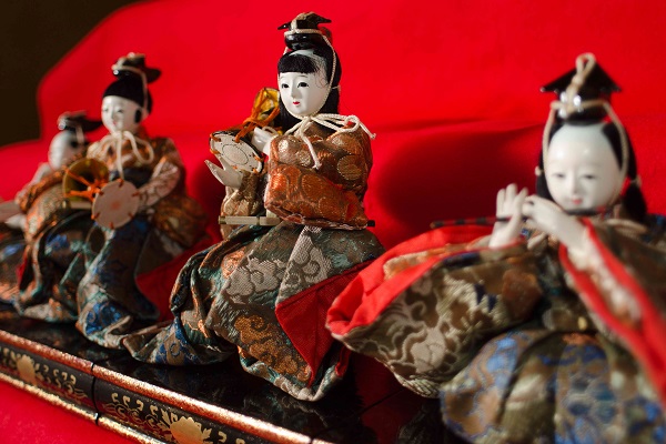 Автор  Йосихиро Сагава  Эта фотография иллюстрирует  День девочек «Хина-мацури», который празднуют 3 марта. В этот день красочно одевают кукол «Хина-нинге» и молятся о здоровье и о благополучном развитии девочек 