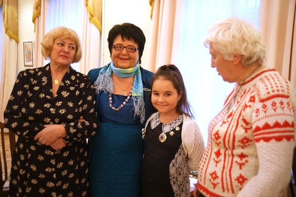 Юный художник  Лиза Радченко в окружении родных и близких  на выставке  в Музее "Преодоление",  1 октября, 2013 г.
