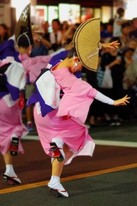 Автор  Йосихиро Сагава Традиционный японский праздник Ава-о-дори возник на юге Японии в небольшом городке Токушима, который расположился вокруг горы Бизан. Во время праздника Обон во многих частях страны проводятся различные фестивали, но праздник Ава-одори – один из самых известных.