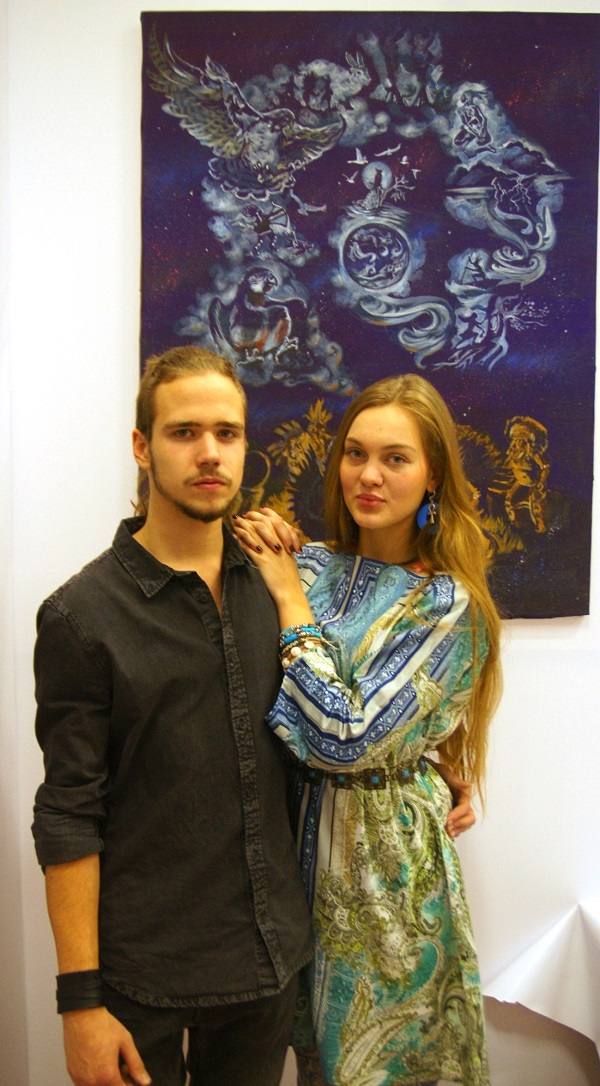 Участники мероприятия Даниэла Рябичева и Станислав Воронков на фоне картины Даниэлы Рябичевой