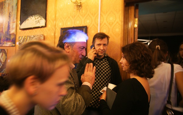 Участник Степан Мокроусов (в центре) На Выставке «Спираль Вселенной» в Чеховском культурном центре на Страстном бульваре, д.6, стр. 2 3 ноября, 2013 г.