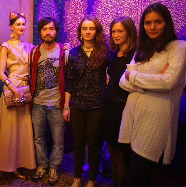 Куратор Выставки  "Спираль Вселенной"  Александра Пашкина (Александра Апельсинова)  с гостями и участниками проекта