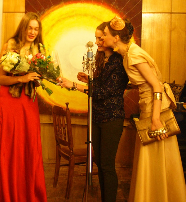 Куратор Выставки  Александра Пашкина (Александра Апельсинова) поздравила участницу  Даниэлу Рябичеву  с днем ее рождения прямо на Вернисаже