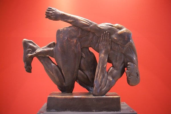  скульптура  Данилы Суровцева "Герой"  бронза  фото: Александра Загряжская