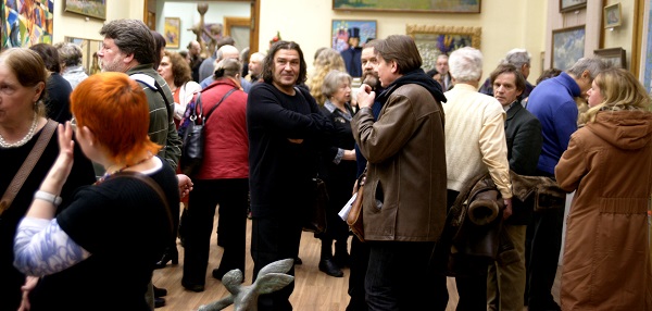 Скульптор  Олег Уваров (в центре) МОСХ Выставочный зал  на Беговой, 7 13 декабря 2013 г.