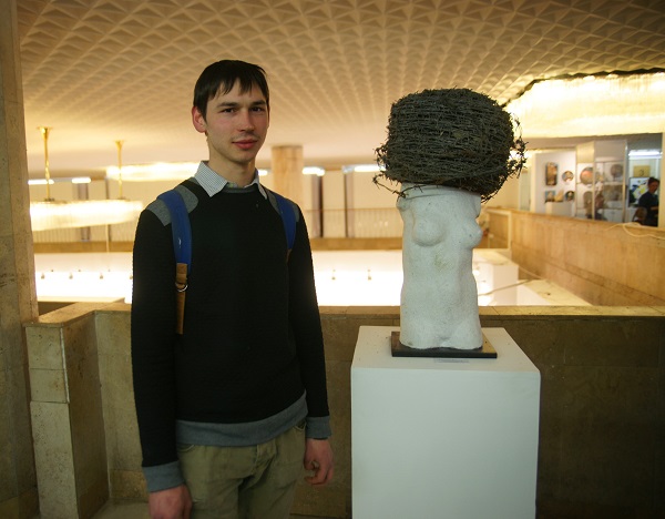 Скульптор  Алексей Лоптев рядом со своей работой на Выставке в ЦДХ