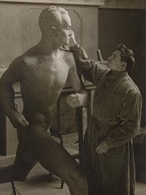 Скульптор Вяйнё Аалтонен  работает над портретом Пааво Нурми  в своей мастерской  в Хирвенсало