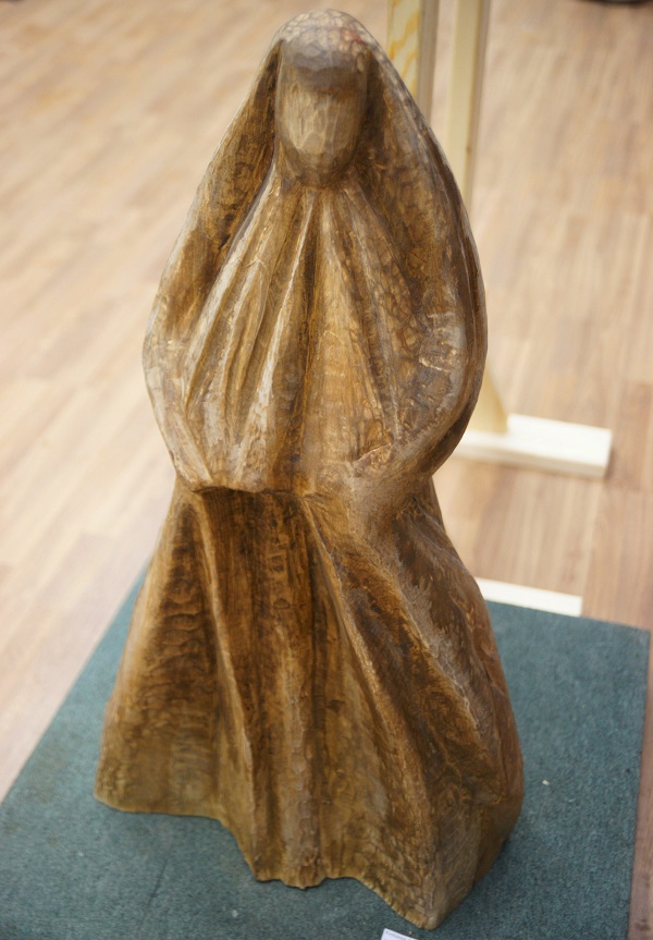 Скульптор  Е.А.Князева 1993 г.р. "Милосердие" дерево, 2013 г.
