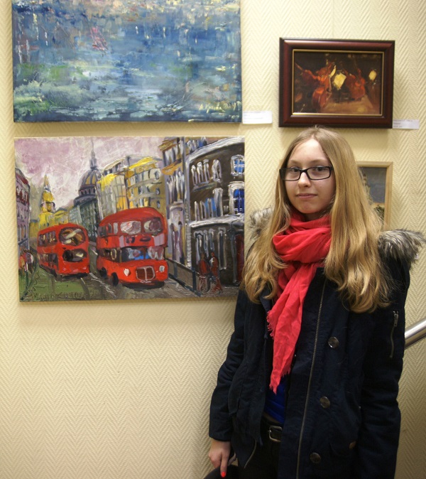 Участница Выставки Мария Комова рядом со своей работой "Улицы Лондона" холст, масло, 2014 г.