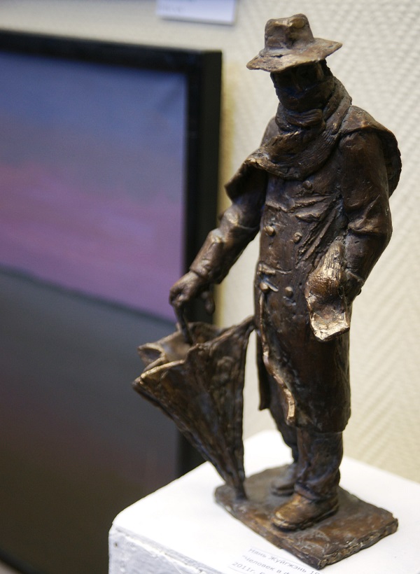 Скульптор  Нянь-Жуйгжень 1988 г.р. "Человек в футляре" 2011 г. бронза