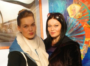 Александра Загряжская (справа) с дочерью Даниэлой  на выставке  "Богема Мы Вместе" ЦДХ, Музеон где впервые в Москве  были представлены работы Йосихиро Сагавы