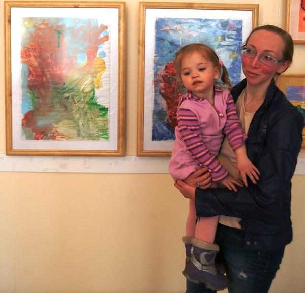 Юный гений Агния (2, 8 года) с мамой на фоне своих абстрактных рисунков