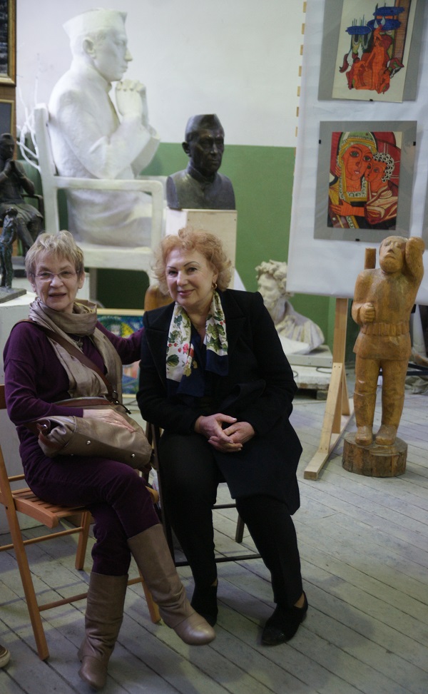 Художник, скульптор  Юлия Бугуева (слева) и гостья вернисажа