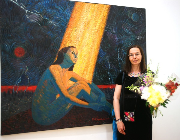 Художник Екатерина Кудрявцева на фоне своей работы "Ожидание"