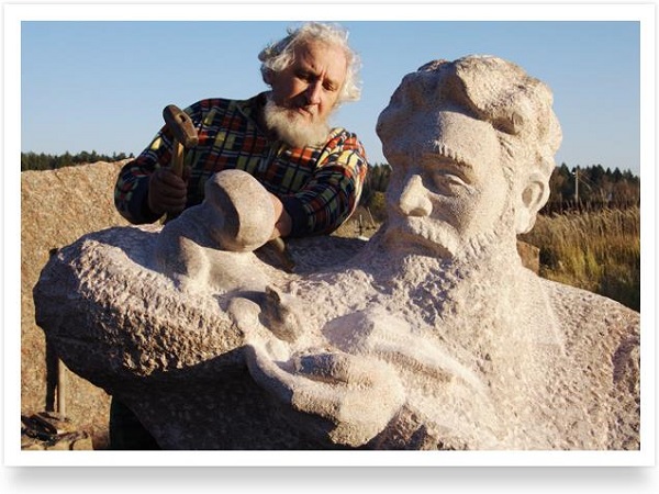 Скульптор  Вячеслав Пилипер  работает над  композицией, посвященной скульптору А.П. Кибальникову