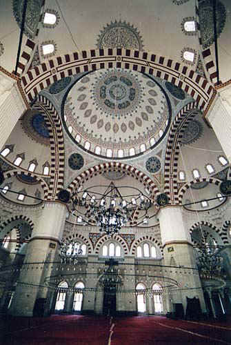 Мечеть Шехзаде. Как и многие, построенные Синаном мечети, у здания квадратное основание, на котором покоится большой центральный купол, окружённый четырьмя половинами куполов и многочисленными вспомогательными куполами меньшего размера. Массивные гранёные колонны, несущие купол, прорисованы очень чётко, структура сводов ярко выделена чередующейся темной и светлой клинчатой кладкой арок. Здесь расположены тюрбе Шехзаде Мехмеда, а также Рустема-паши и Мустафы Дестери-паши.
